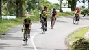 Para pebalap terlihat kehausan saat menjajal jalur tanjakan kelok 44  etape ke-4 Tour de Singkarak 2016 di Kabupaten Agam, Sumatera Barart. (Bola.com/NIcklas Hanoatubun)