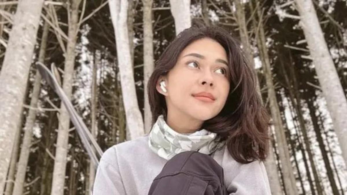 Bernuansa Earth Tone, Intip Gaya OOTD Kece Nana Mirdad saat Akan Main Ski di Jepang