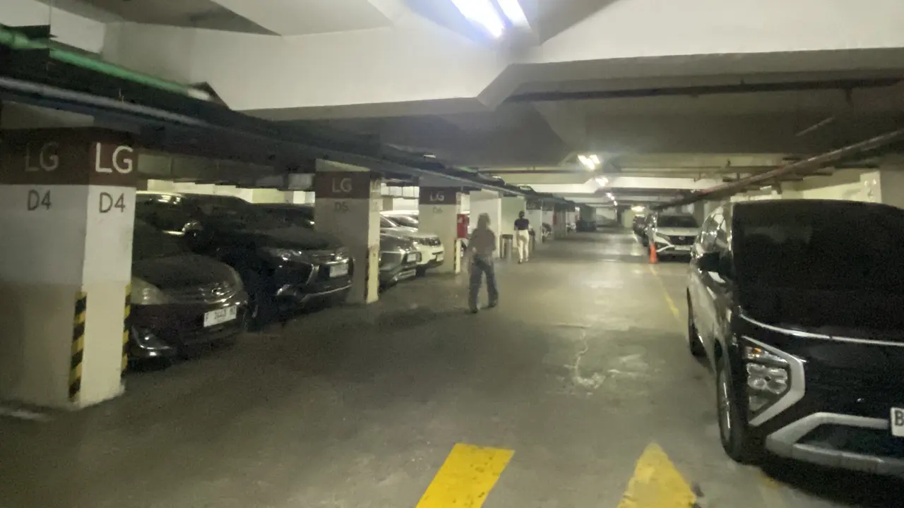 Tempat parkir salah satu apartemen yang tersambung langsung dengan mal.