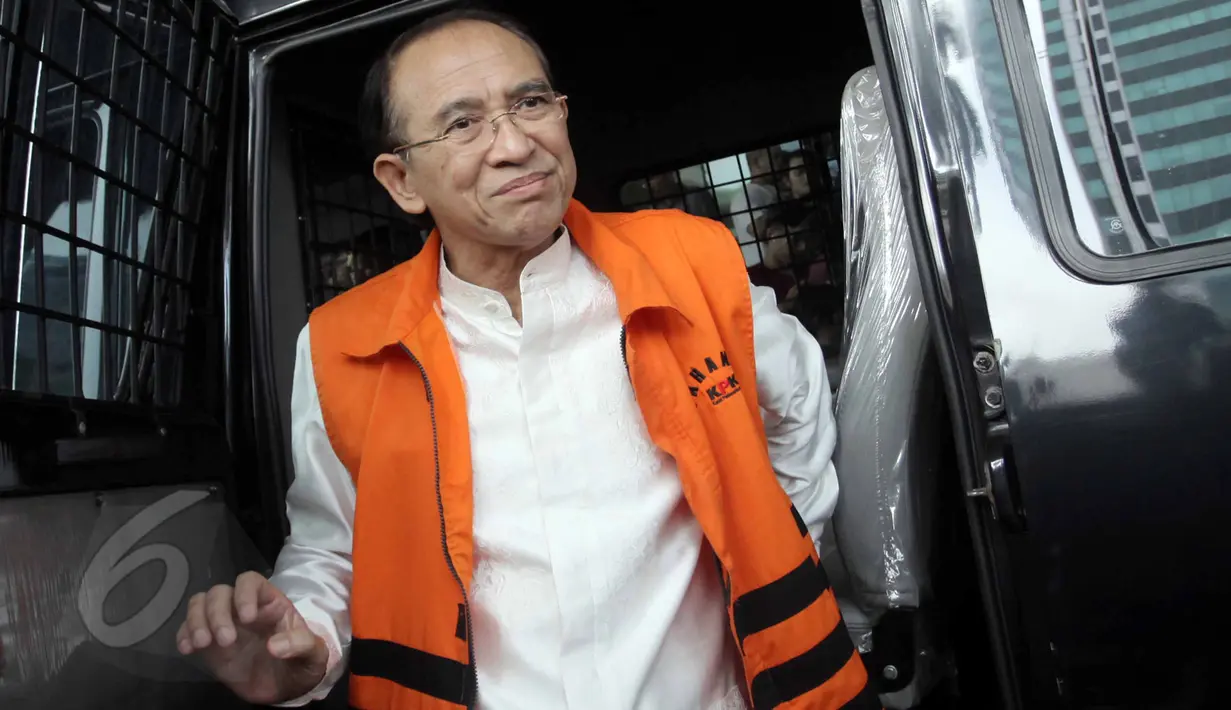 Mantan Menteri Agama Suryadharma Ali (SDA) turun dari mobil tahanan, di Gedung KPK, Jakarta, Senin (8/6). SDA kembali diperiksa sebagai tersangka dugaan korupsi penyelenggaraan ibadah haji di Kementerian Agama. (Liputan6.com/Helmi Afandi)