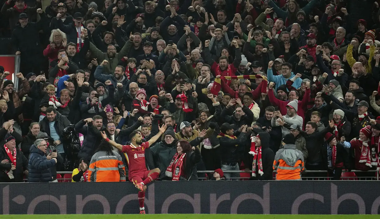 Pemain Liverpool, Mohamed Salah melakukan selebrasi setelah mencetak gol kedua timnya ke gawang Aston Villa pada laga lanjutan Liga Inggris 2024/2025 yang berlangsung di Anfield, Liverpool, Inggris, Minggu (10/11/2024) WIB. (AP Photo/Jon Super)