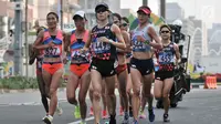 Para pelari putri melintasi Jalan MH Thamrin saat mengikuti lari maraton putri nomor 42 km Asian Games 2018, Jakarta, (26/8). Medali perak diraih oleh Nogami Keiko dari Jepang dengan catatan waktu 2 jam 36 menit 27 detik. (Merdeka.com/Iqbal S. Nugroho)
