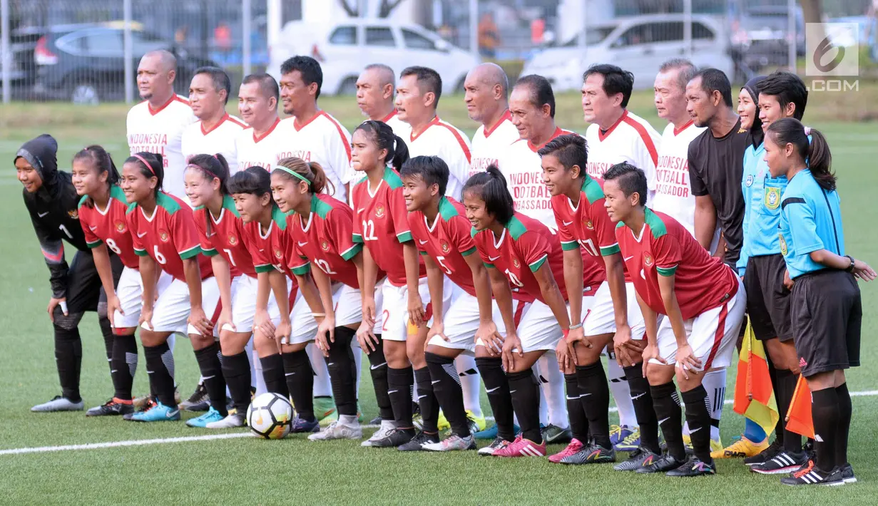Pemain Timnas Wanita Indonesia bersama tim Indonesian Football Ambassador berpose bersama jelang uji tanding di Lapangan C Kompleks GBK, Jakarta, Kamis (5/4). Uji tanding ini persiapan jelang Piala AFF Wanita 2018. (Liputan6.com/Helmi Fithriansyah)