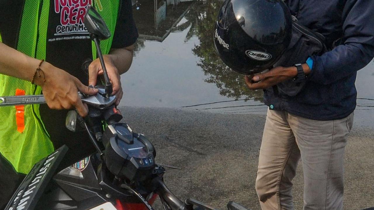 Dalam program ini sebanyak  177 sepeda motor milik pemudik dikirimkan menggunakan truk ke kota-kota di Jawa Tengah.&nbsp;Merdeka.com/Arie Basuki