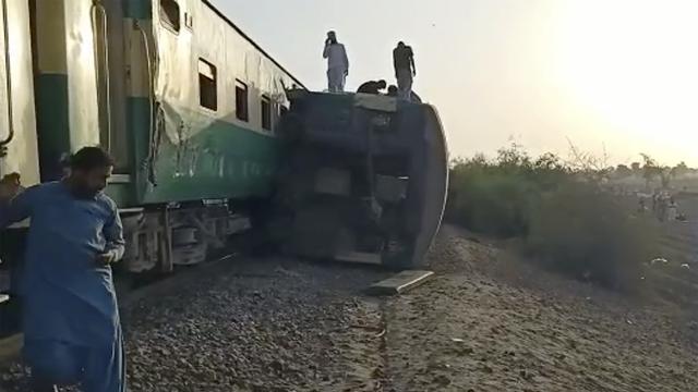 Tabrakan Kereta Api di Pakistan, 30 Orang Tewas