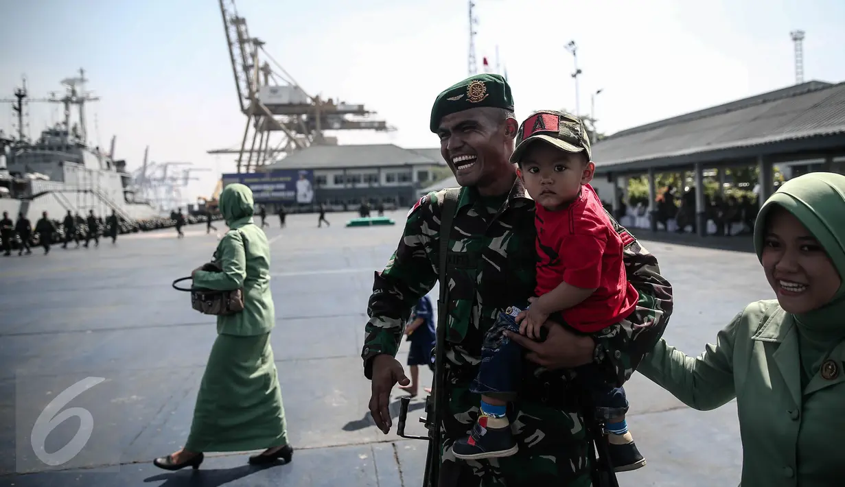 Istri dan anak tampak mengantar keberangkatan personel TNI-AD, di Pelabuhan Kolinlamil, Jakarta, Senin (9/5). 450 personel TNI-AD dari Satgas Yonif Para Raider 330 inf 1 Kostrad dilepas untuk misi pengamanan perbatasan RI-PNG. (Liputan6.com/Faizal Fanani)