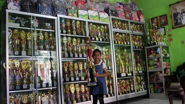 bocah 10 tahun miliki 700 piala
