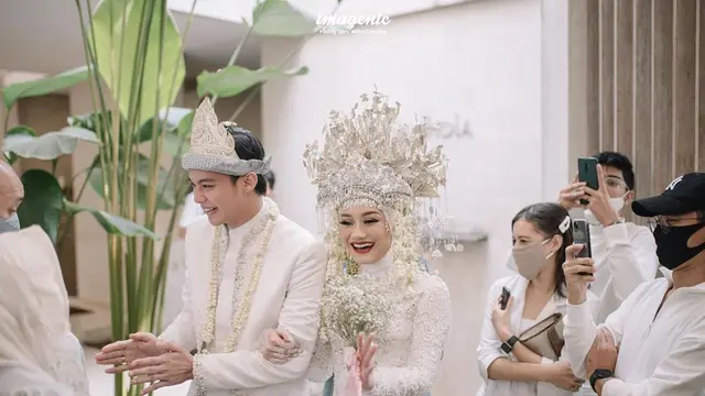 [Fimela] Dinda Hauw dan Rey Mbayang
