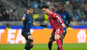 Pemain Liverpool, Curtis Jones (tengah), dibayangi pemain Inter Milan Henrikh Mkhitaryan (kiri) dan Marcus Thuram dalam laga Liga Champions di Giuseppe Meazza, Italia, Rabu, (10/12/2025). (AP Photo/Luca Bruno)