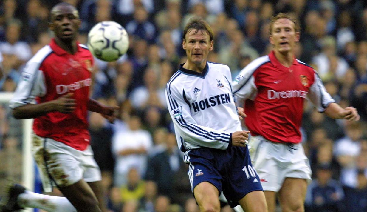 Teddy Sheringham. Striker Inggris yang kini berusia 56 tahun dan telah pensiun pada Mei 2008 bersama Colchester United ini total 14 musim berlaga di Liga Inggris mulai 1992/1993 hingga 2006/2007 bersama Nottingham Forest, Tottenham Hotspur, Manchester United, Portsmouth dan West Ham United. Ia tampil dalam 12 laga pembuka Liga Inggris dengan mencetak 7 gol. Ia absen dalam 2 laga pembuka Liga Inggris, yaitu musim 1998/1999 saat membela MU dan musim 2001/2002 di periode kedua berseragam Tottenham Hotspur. (AFP/Odd Andersen)