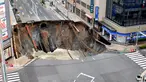 Sebuah lubang raksasa atau yang biasa disebut sinkhole tiba-tiba muncul di persimpangan dekat Stasiun Hakata, Fukuoka, Jepang, Selasa (8/11). Jalanan itu tiba-tiba runtuh hingga menciptakan lubang besar dan menghebohkan warga sekitar. (Kyodo/via REUTERS)