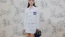 Ia jinjing tas Dior D-Joy Denim seharga Rp91 jutaan dan open toe heels untuk tampil elegan yang effortless [@marshatimothy]