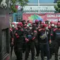 Buruh yang tergabung dalam Konfederasi Serikat Pekerja Indonesia berunjuk rasa di depan Kantor Kementerian Ketenagakerjaan, Jakarta, Rabu (16/2/2022). Buruh menuntut Permenaker Nomor 2 Tahun 2022 yang mengatur JHT baru bisa dicairkan pada usia 56 tahun segera dicabut. (Liputan6.com/Faizal Fanani)