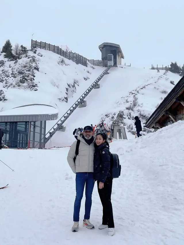 Bunga Zainal sedang liburan di Swiss bersama keluarga