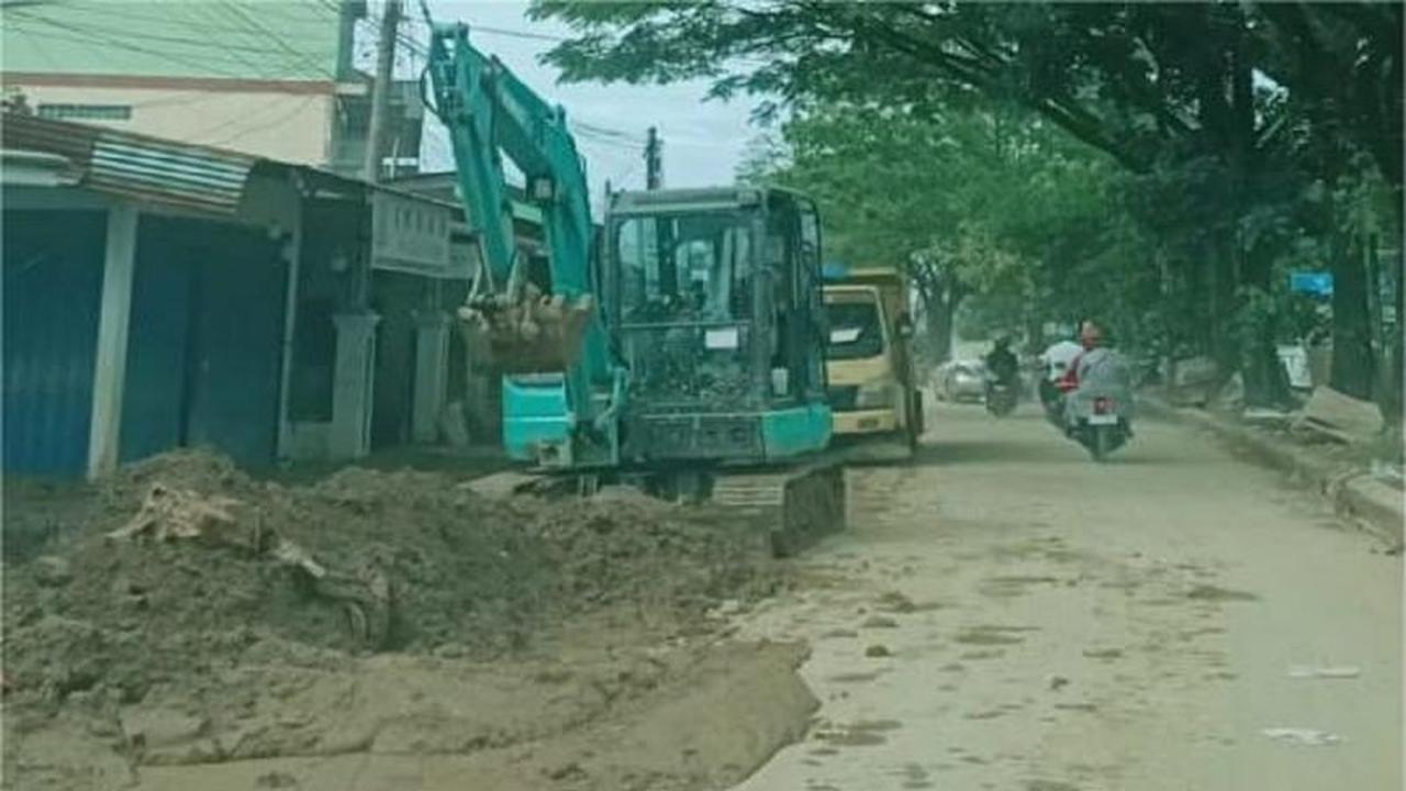 Gotong Royong Warga Pauh Tangani Galodo: Bersihkan Lumpur Pasca Banjir Bandang di Padang