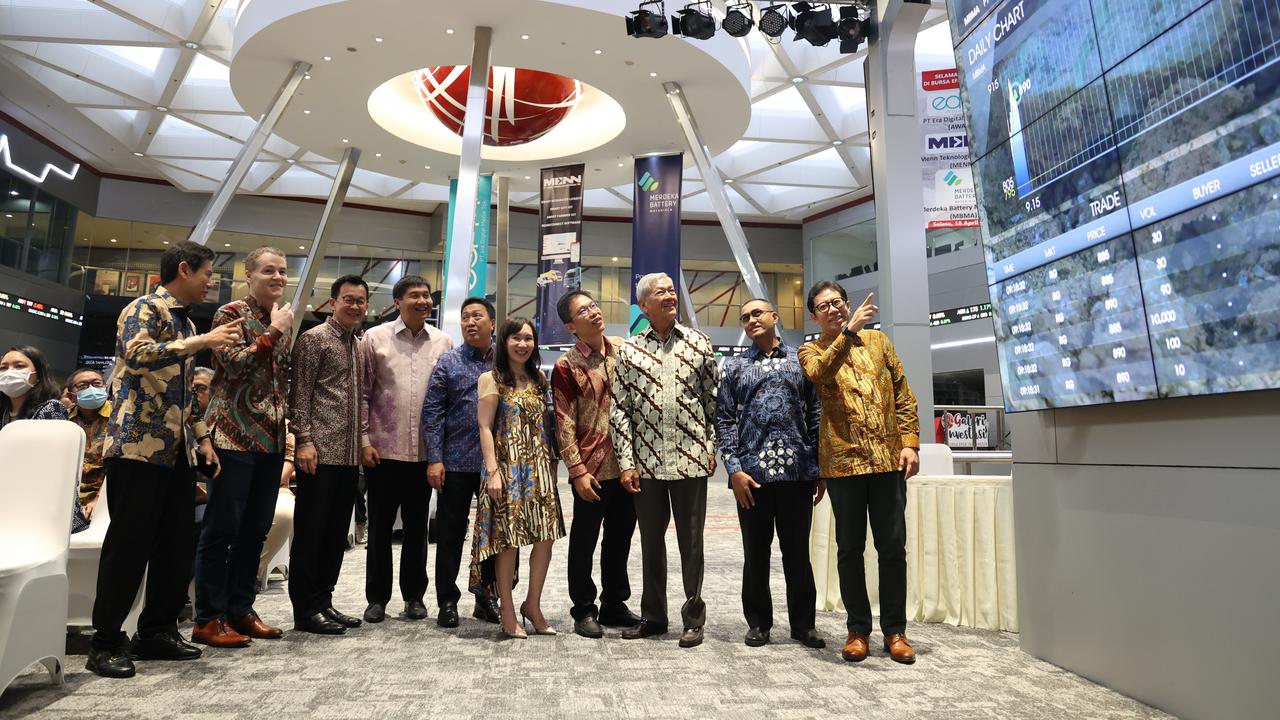 Pencatatan perdana saham PT Merdeka Battery Materials Tbk (MBMA), Selasa (18/4/2023). (Foto: BEI)