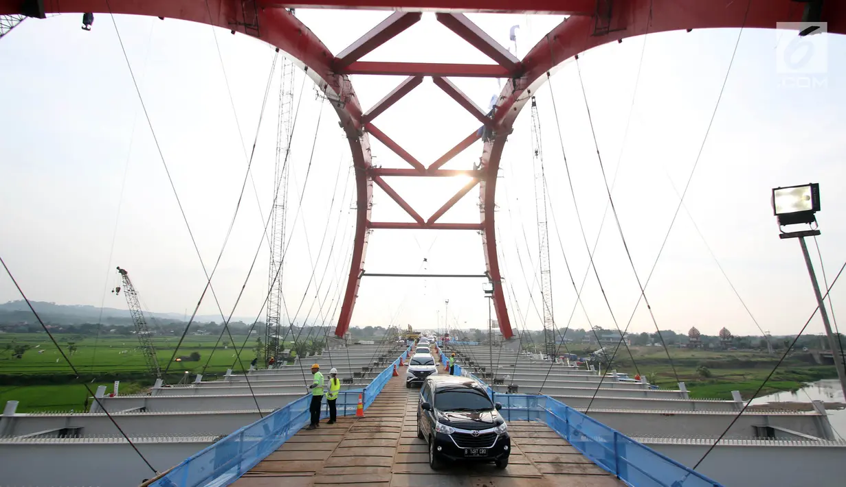 Kendaraan pemudik melintasi Jembatan Kali Kuto di ruas tol fungsional Batang-Semarang, Gringsing, Batang, Jateng, Rabu (13/6). Jembatan dioperasikan bertujuan untuk mengurai kemacetan di exit tol fungsional Gringsing, Kendal. (Liputan6.com/Arya Manggala)