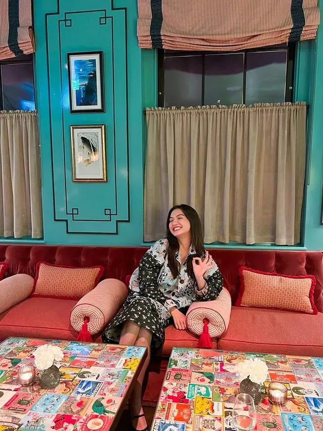7 Potret Outfit Raline Shah Layaknya Business Woman Saat Liburan di Inggris