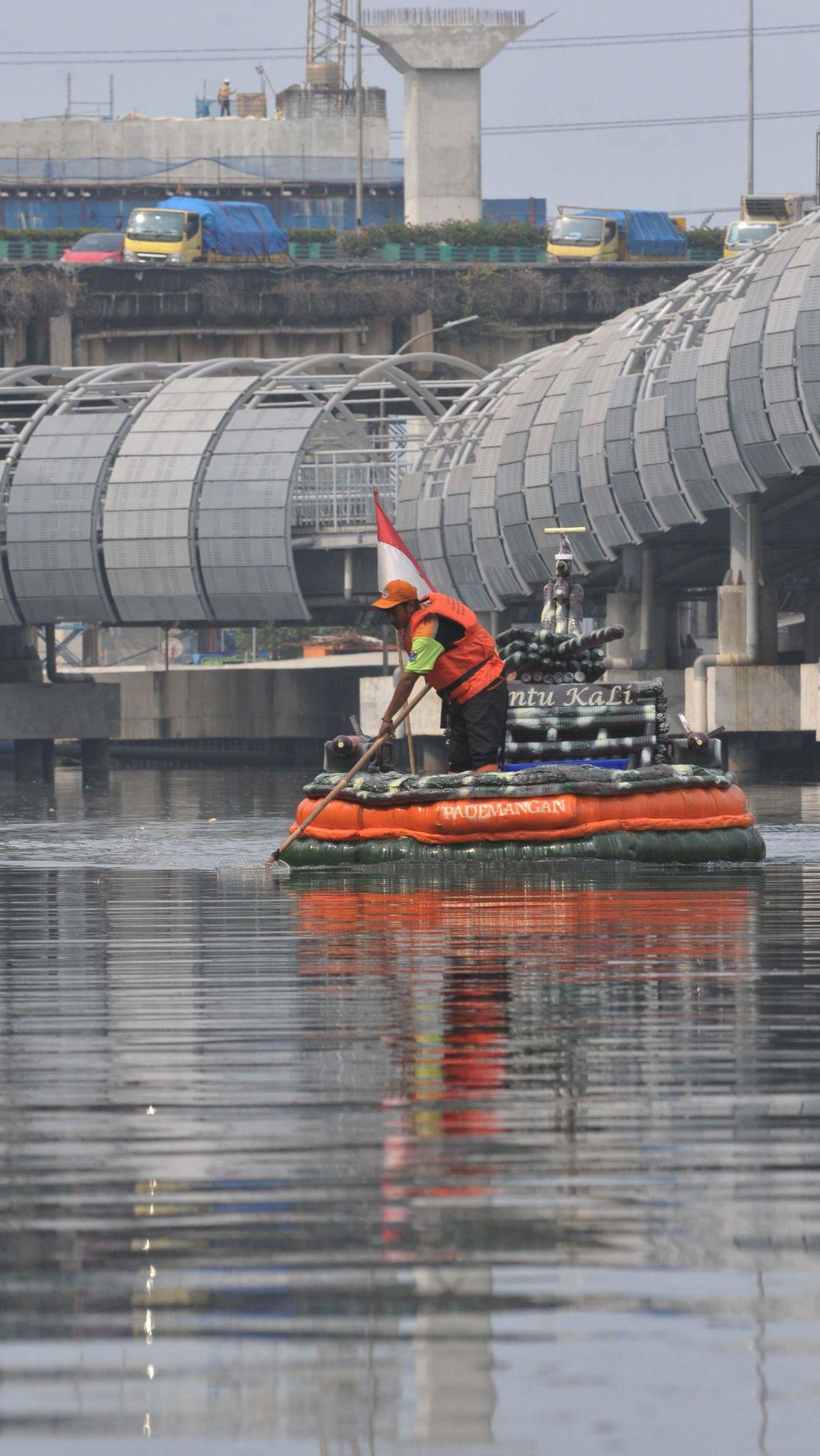 Perahu berbahan sampah botol plastik ini dimanfaatkan untuk membersihkan sampah yang mengotori kawasan Kali Ancol, Jakarta Utara.&nbsp;Foto: Merdeka.com/Imam Buhori