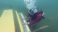 Bunyinya Unik, Aksi Pria Pertama Dalam Sejarah Main Piano di Dalam Air (Sumber: Youtube/Joe Jenkins)