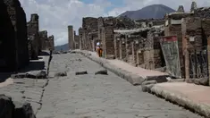 Seorang perempuan mengunjungi situs arkeologi Pompeii seusai kebijakan lockdown selama dua bulan untuk mengendalikan penyebaran Covid-19 di Italia, Selasa (26/5/2020). Salah satu situs arkeologi paling terkenal di dunia ini dibuka kembali untuk umum pada 26 Mei. (AP Photo/Alessandra Tarantino)