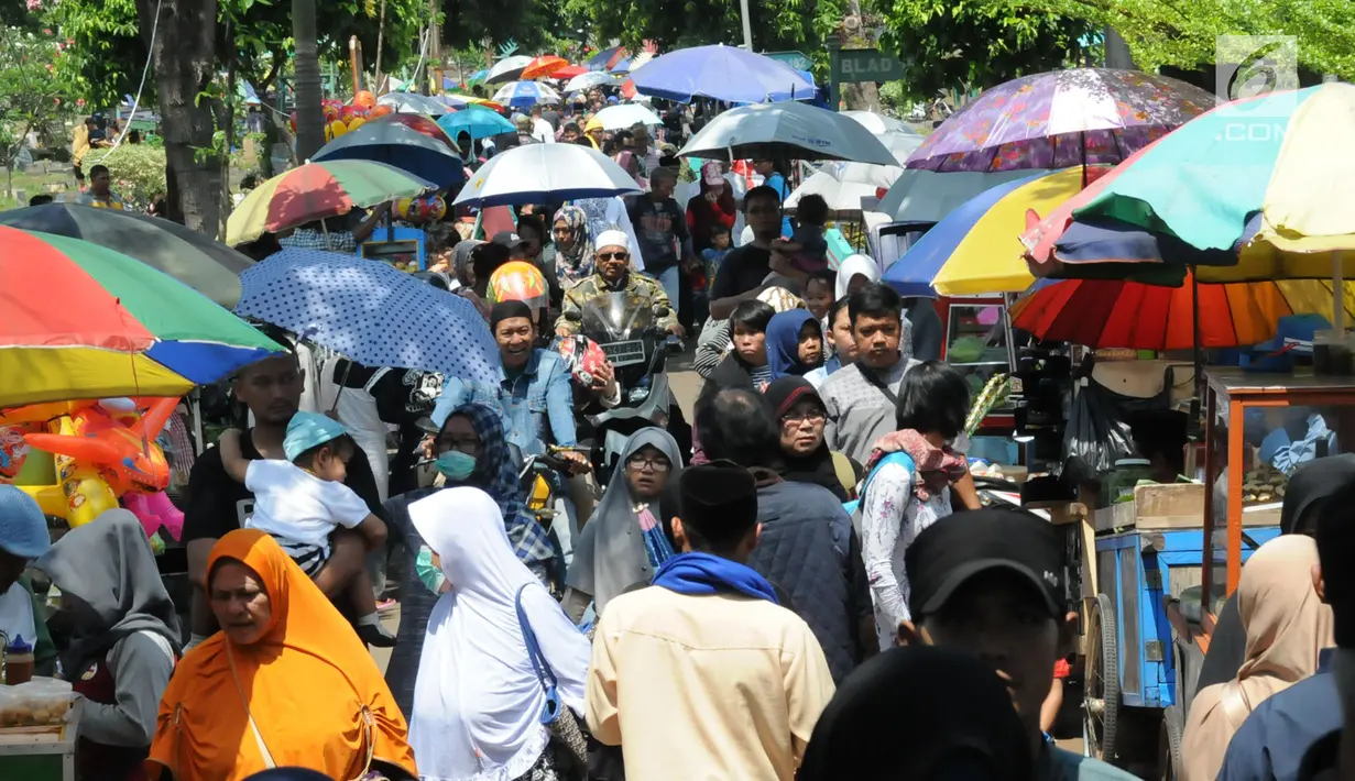 Sejumlah warga mengunjungi Tempat Pemakaman Umum (TPU) Karet Bivak, Jakarta Pusat, Kamis (10/5). Tradisi ziarah kubur rutin digelar umat muslim setiap menjelang Ramadan untuk mendoakan kerabat yang sudah meninggal. (Merdeka.com/Arie Basuki)