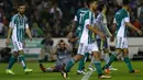 Karim Benzema beberapa kali dilanggar pemain Real Betis dalam lanjutan La Liga Spanyol di Stadion Benito Villamarin, Sevilla, Senin (25/1/2016) dini hari WIB. (Reuters/Marcelo del Pozo)