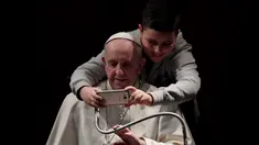 Seorang anak laki-laki yang ingin berselfie dengan Paus Fransiskus dalam kunjungannya ke St Mary Josefa di Roma, Italia, Minggu (19/2). (AFP Photo/TIZIANA FABI)