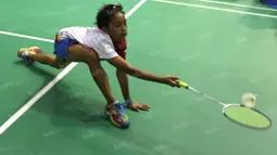 Seorang atlet putri berusaha mengembalikan bola saat bertanding di kelompok umur 13 tahun dalam Audisi Umum Beasiswa Bulutangkis PB Djarum di GOR Sritex, Solo, Minggu (10/4/2016). (Bola.com/Arief Bagus)