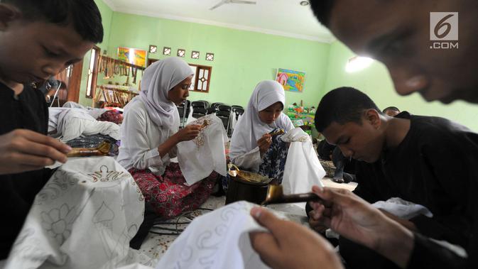 Murid SLB Mekar Sari 1 Cibinong saat mengikuti pelatihan membatik, Cibinong, Bogor, Jawa Barat, Rabu (18/9/2019). Ekstrakurikuler yang rutin dilaksanakan seminggu sekali ini untuk membekali para siswa keterampilan membatik. (merdeka.com/Arie Basuki)