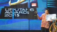 I Gede Wenten mendapatkan penghargaan Liputan6 Award 2015 untuk kategori Inovasi dengan karya membran, di Studio Emtek, Jakarta, Rabu (20/5). (Liputan6.com/Faizal Fanani)