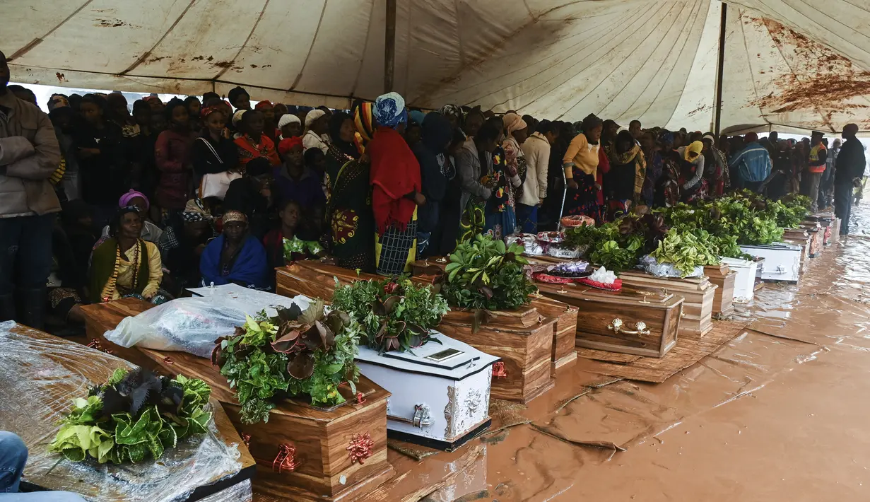 Orang-orang menghadiri upacara penguburan beberapa orang yang kehilangan nyawa setelah hujan lebat akibat Topan Freddy di Blantyre, Malawi selatan, Rabu, 15 Maret 2023. (AP Photo/Thoko Chikondi)