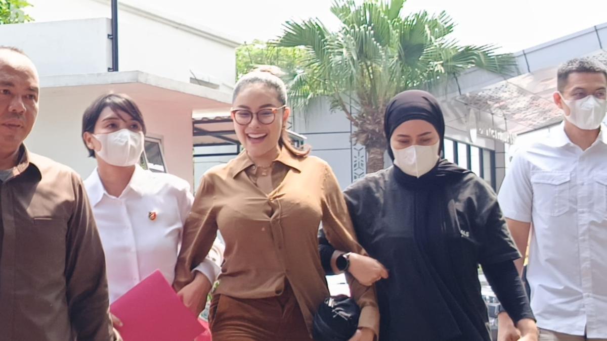 Nikita Mirzani Tak Diborgol Saat Diserahkan ke Kejaksaan, Begini Klarifikasi Polisi