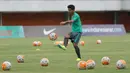 Aksi Irfan Bachdim saat melakukan jugling pada sesi latihan timnas Indonesia di Stadion Maguwoharjo, Sleman, Jumat (7/10/2016). (Bola.com/Nicklas Hanoatubun)