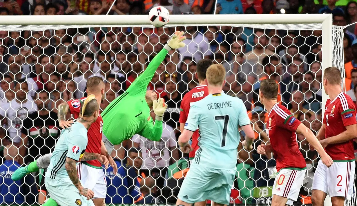 Semakin spesial, meski kalah dari Belgia dengan skor 0-4, aksi penyelamatan Gabor Kiraly saat memblok tendangan bebas Kevin De Bruyne sempat masuk nominasi penyelamatan terbaik versi kompetisi UEFA musim 2015/2016. (Foto: AFP/Pascal Pavani)