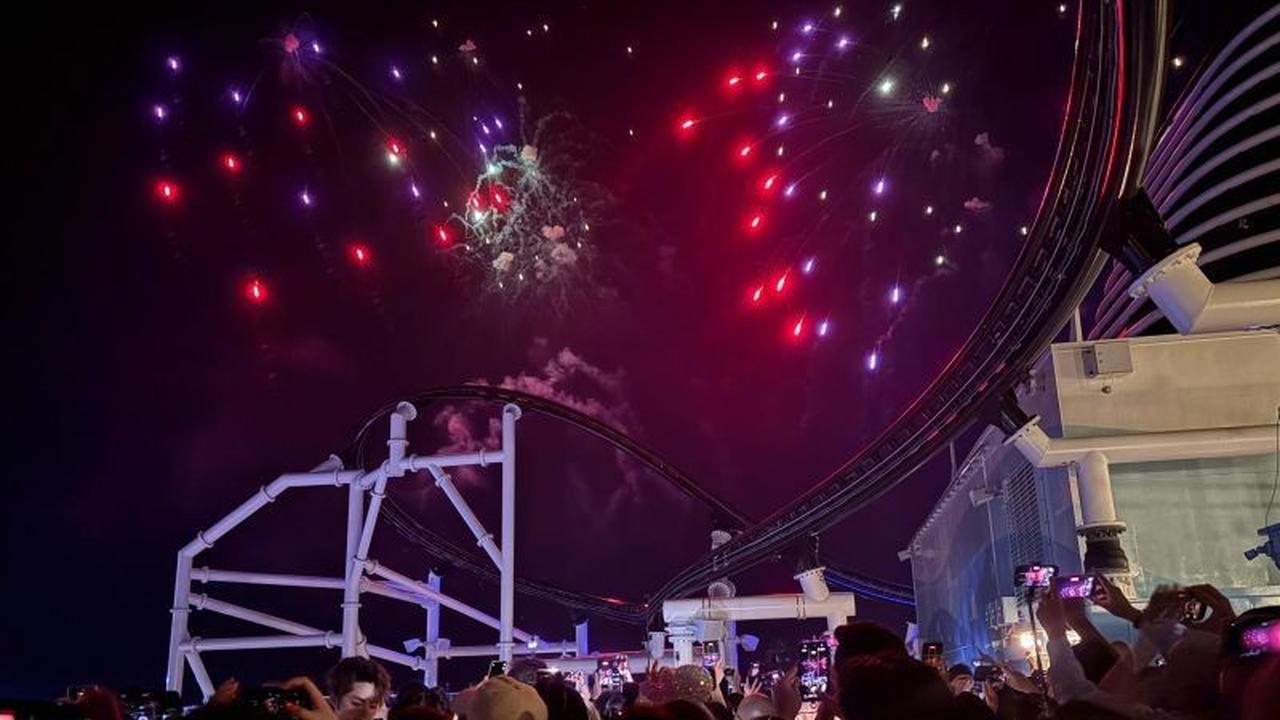 Kemeriahan Pelayaran Perdana Kapal Disney Adventure: Pesta Kembang Api Spektakuler di Laut