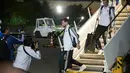 Pemain timnas Argentina, Lionel Messi turun dari pesawat setibanya di bandara internasional Zhukovsky, Moskow, Sabtu (9/6). Dalam penerbangan menuju Rusia untuk Piala Dunia 2018, Skuat Argentina mengenakan seragam putih-hitam. (AP/Pavel Golovkin)