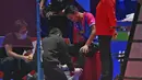 Saat interval, Mohammad Ahsan sempat mendapatkan perawatan akibat cedera yang dialaminya sejak awal turnamen. (AP/Rui Vieira)
