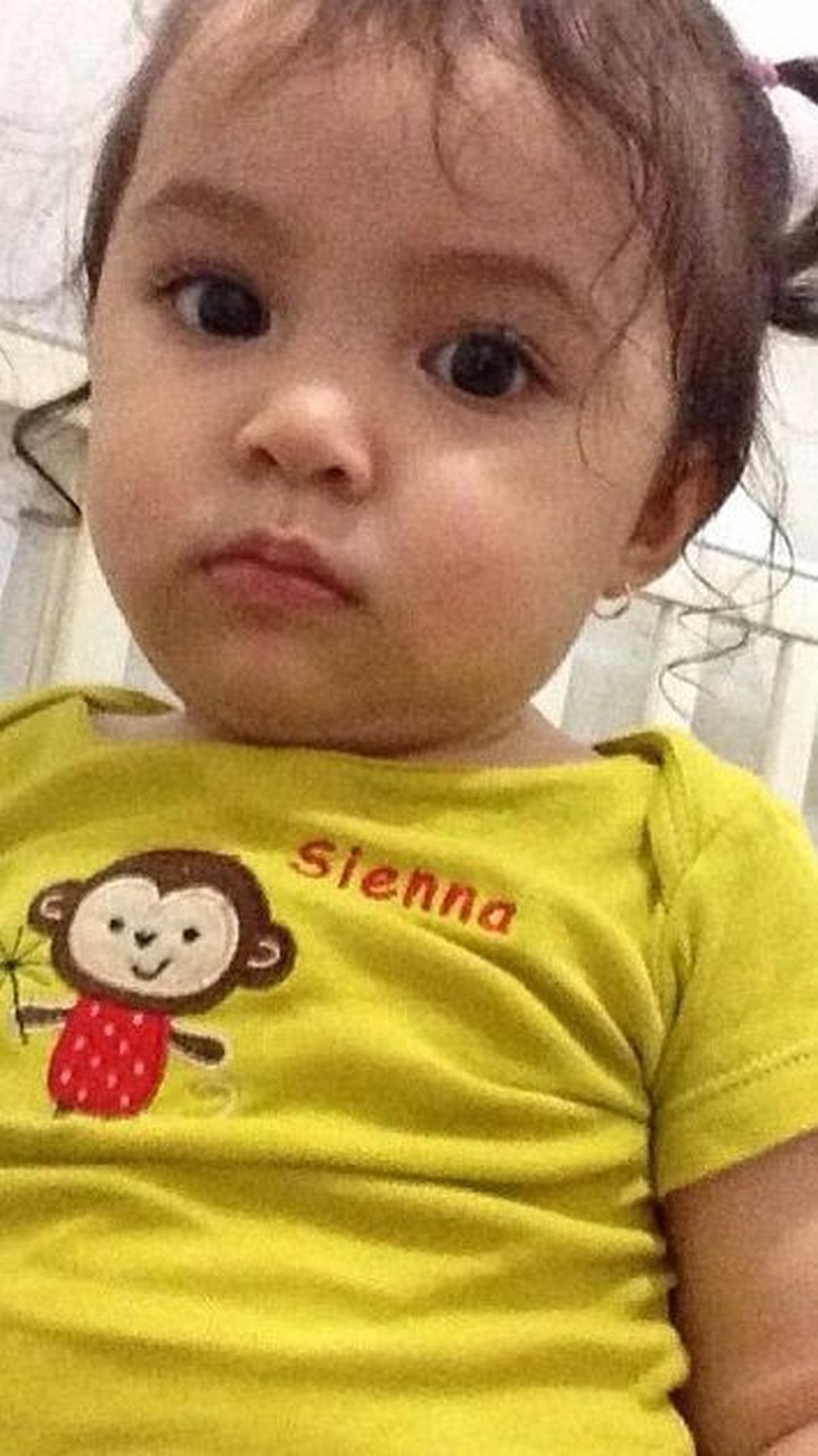 Gadis pemilik nama lengkap Sienna Ameerah  juga terlihat bak bule semasa balita. Tampak kulitnya yang putih dengan rambut pirang.