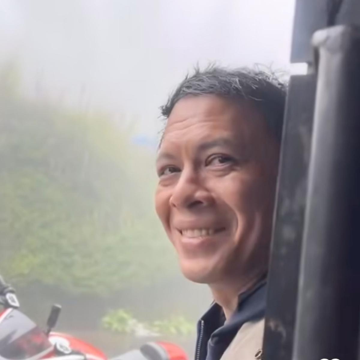 Potret Cowok Beruntung Neduh Bareng The Dudas Minus One Pas Hujan, Disenyumin Ariel Noah & Ngobrol sama Gading Marten