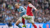 Erling Haaland mencoba melewati William Saliba dalam laga final Piala Liga Inggris antara Arsenal vs Manchester City di Wembley Stadium, 23 Maret 2026. (AP Photo/Maja Smiejkowska)