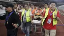 Seorang suporter Malaysia dievakuasi petugas karena terjatuh ketika dievakuasi karena serangan suporter Timnas Indonesia saat laga Kualifikasi Piala Dunia 2022 di SUGBK, Jakarta, Kamis (5/9). (Bola.com/Vitalis Yogi Trisna)