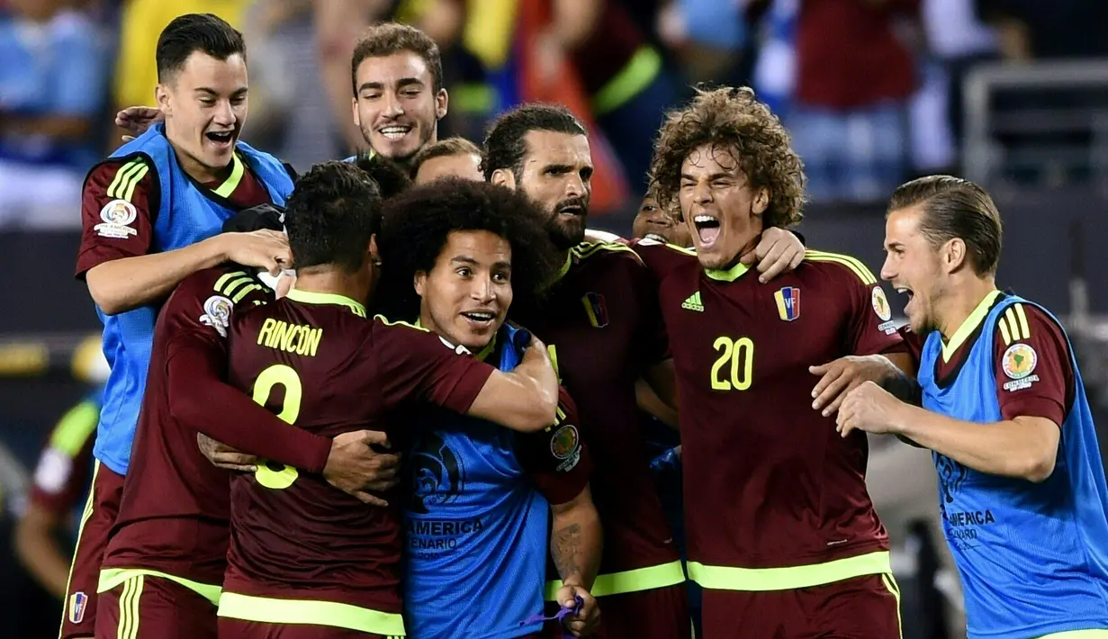 Para pemain Venezuela merayakan kemenangan timnya atas Uruguay pada babak penyisihan grup Copa America Centenario 2016 di Stadion Lincoln Financial Field, Philadelphia, AS, (10/6/2016). (AFP/Don Emmert)