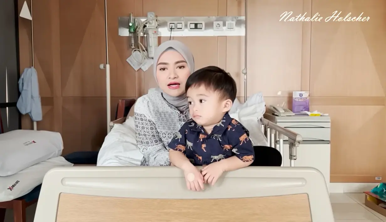 Nathalie mulai tenang dan bersyukur setelah putranya bisa menangis setelah diberi obat. Ia pun kembali bergetar menceritakan perjuangan seorang ibu dan menjadi orang tua tunggal. [Youtube/NATHALIE HOLSCHER]