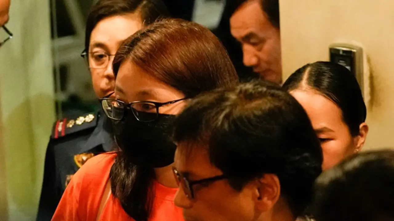 Mantan Wali Kota Bamban Alice Guo tiba di sebuah hanggar pribadi di Kota Pasay, Filipina, pada 6 September 2024 dini hari, setelah dideportasi dari Indonesia.