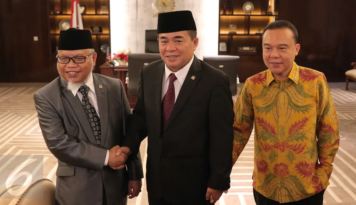 Ketua DPR Ade Komaruddin (kiri) berjabat tangan dengan Ketua MKD Surahman Hidayat usai pertemuan di ruangan Pimpinan DPR, Jakarta, Senin (2/1). Pertemuan membahas rencana menyusun Undang Undang Etika pada lembaga perwakilan. (Liputan6.com/Angga Yuniar)