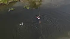 Imigran menyeberangi sungai Rio Grande ke Amerika Serikat dari Matamoros, Meksiko, Rabu, 10 Mei 2023. (AP Photo/Fernando Llano)