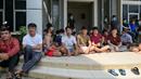 Pengungsi Afganistan berkumpul di sebuah kamp pengungsi di Bekasi, Jawa Barat (20/8/2021). Mereka tidak bersedia kembali ke negaranya, terutama setelah Taliban mengambil alih kekuasaan dari pemerintahan Presiden Ashraf Ghani. (AFP/Bay Ismoyo)