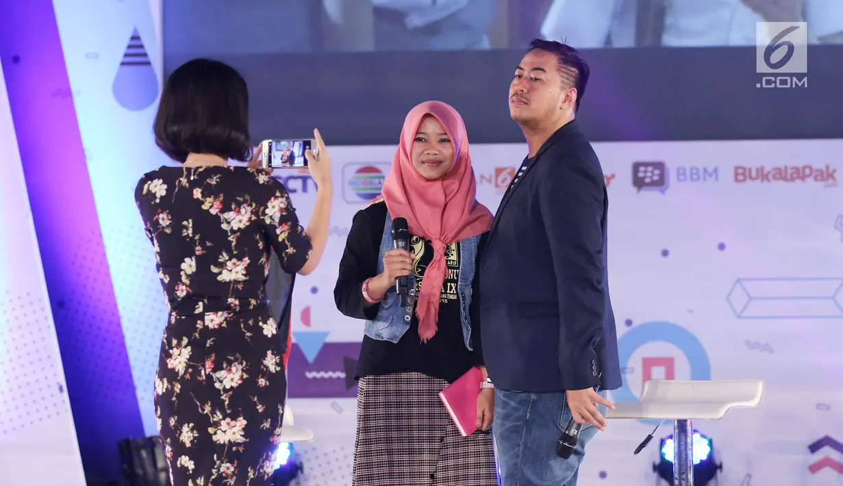 Indiepreneur Panjdi Pragiwaksono foto bersama peserta selama acara Emtek Goes To Campus 2018 di Universitas Negeri Semarang (UNNES), Semarang, Kamis (19/7). Panjdi Pragiwaksono membagi ilmu dan pengalamannya di EGTC 2018. (Liputan6.com/Herman Zakharia)