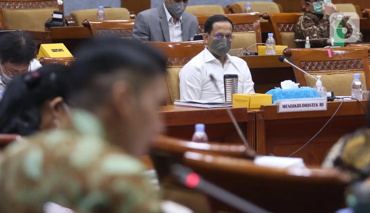Mendikbudristek Nadiem Makarim mengikuti rapat kerja dengan Komisi X DPR di Kompleks Parlemen, Jakarta, Selasa (15/6/2021). Rapat membahas Rencana Kerja Pemerintah Kementerian/Lembaga (RKP K/L) dan Rencana Kerja Anggaran Kementerian/Lembaga (RKA K/L) tahun 2022. (Liputan6.com/Angga Yuniar)
